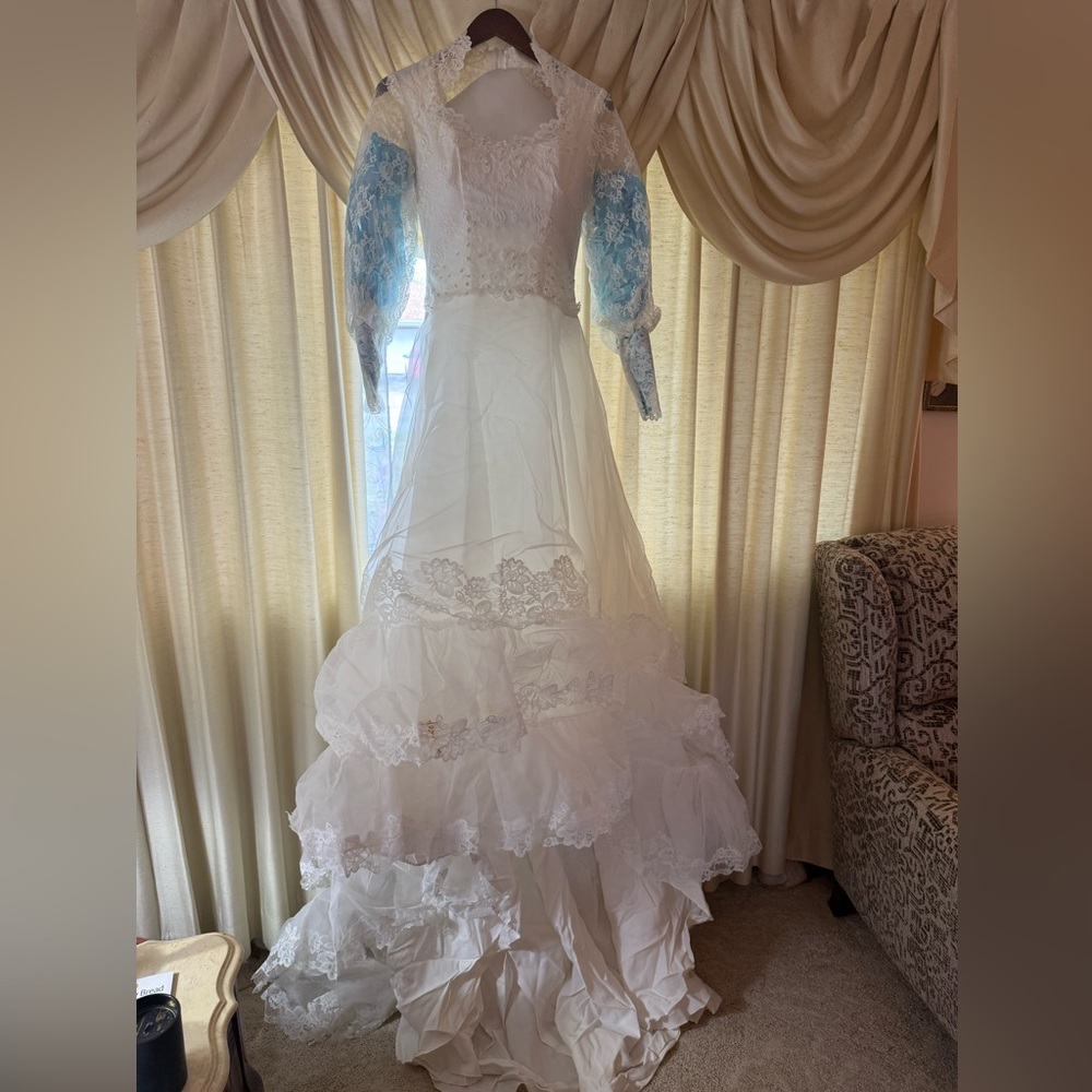Elegant Vintage White Lace Wedding Dress
